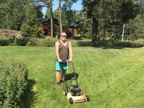 Svenne Wedin klipper gräs