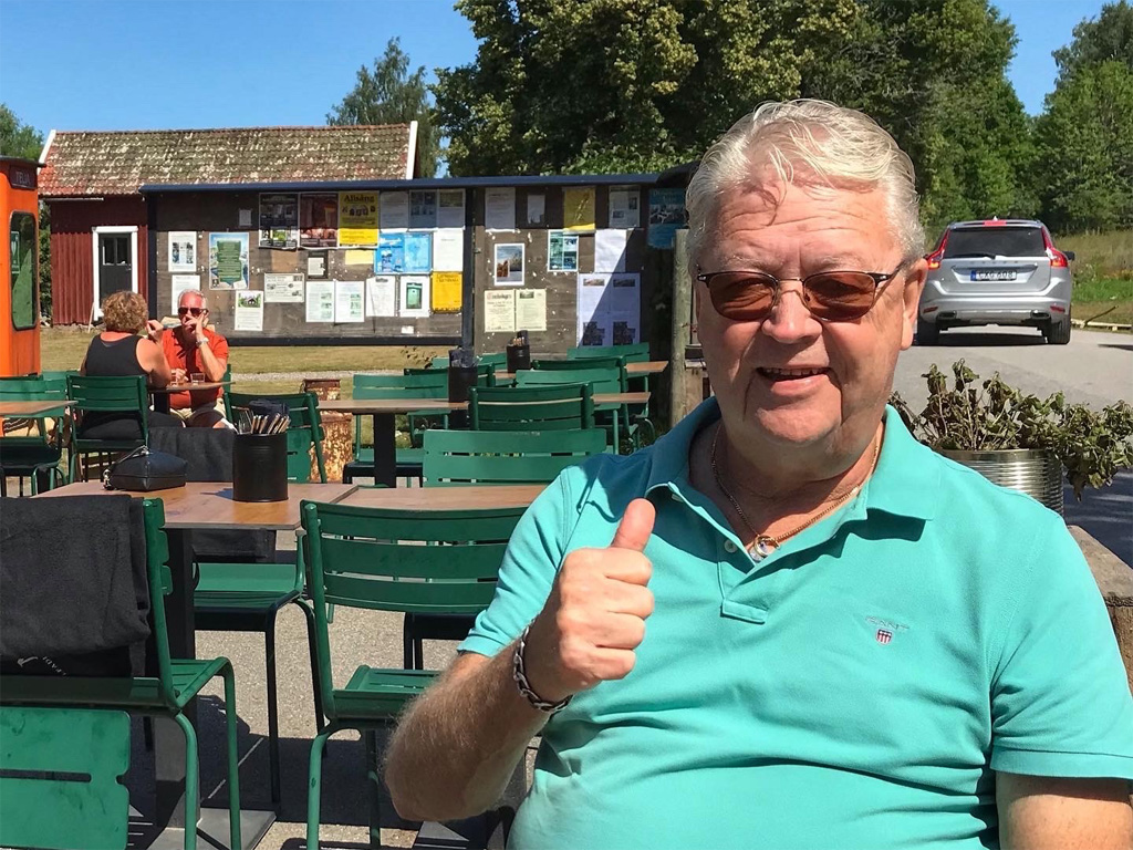 Tobbe fikar på Tiveds Lanthandel